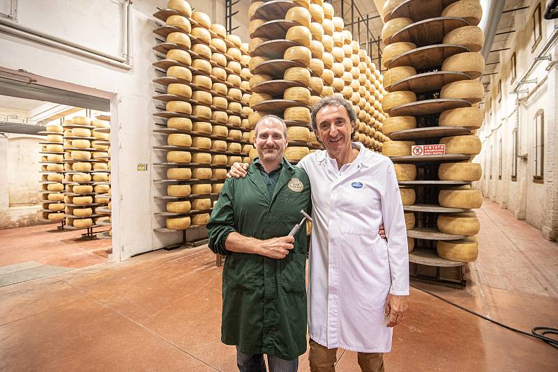 Tradiční sklad sýrů společnosti Gran Moravia, 11. srpna 2021 v Bevadoro, Itálie. (zleva) zaměstnanec Antonio Casalin a Roberto Brazzale (majitel společnosti).