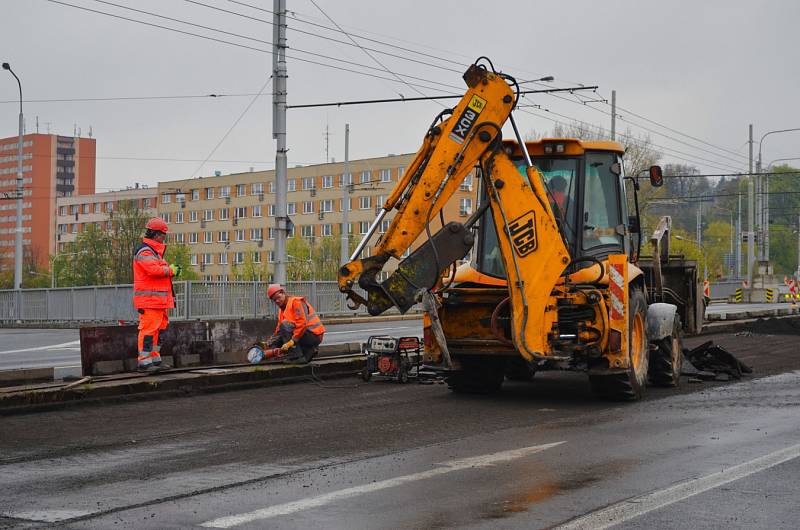 První etapa rekonstrukce Českobratrské ulice od zastávky Most Pionýrů po kruhový objezd na Hladnově, která potrvá do prosince, je v plném proudu. 