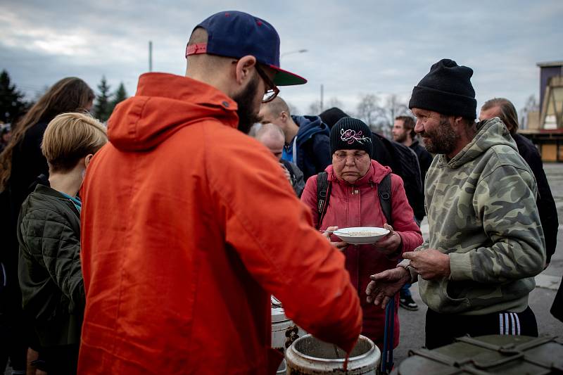 Aktivisté z ostravského kolektivu Food Not Bombs rozdávají jídlo před nádražím Vítkovice,  24. listopadu 2019 v Ostravě.