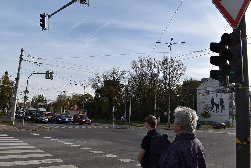 V křižovatce ani „kolo“, na semaforech však svítí téměř půl minuty zelená.