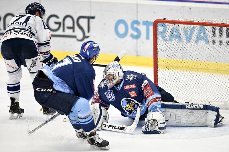 43. kolo hokejové extraligy mezi HC Vítkovice Ridera - HC Rytíři Kladno v Ostravě dne 2. února 2020. Na snímku (zleva) Roberts Bukarts z Vítkovic a brankář Kladna Lukáš Cikánek.