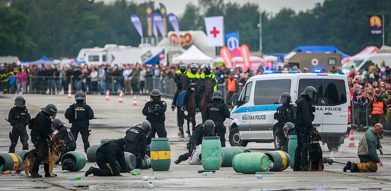 Dny NATO v Ostravě na letišti v Mošnově. Přehlídka jízdní a pořádkové policie