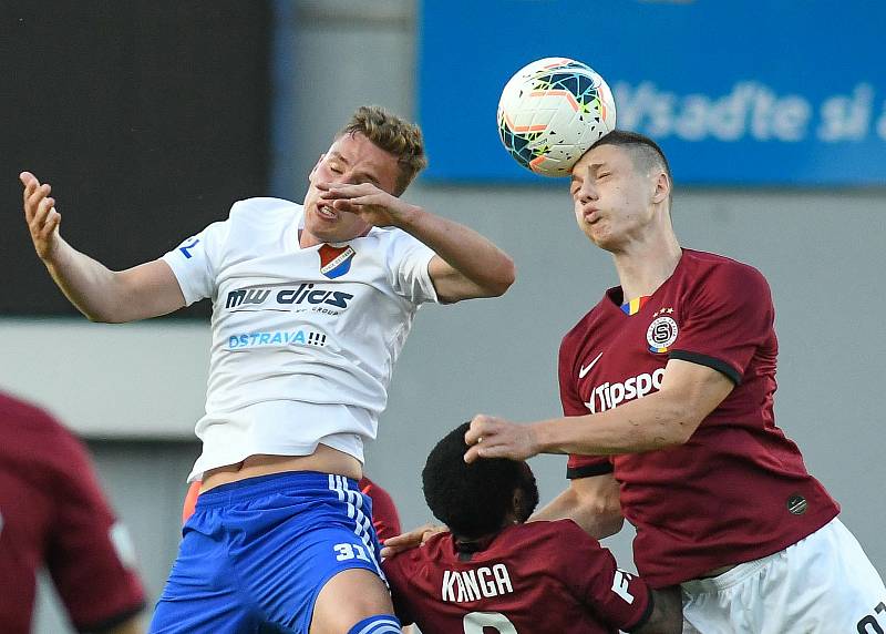 Ondřej Šašinka z Ostravy a Ladislav Krejčí ze Sparty - FORTUNA:LIGA - Skupina o titul - 2. kolo, AC Sparta Praha - FC Baník Ostrava, 23. června 2020 v Praze.