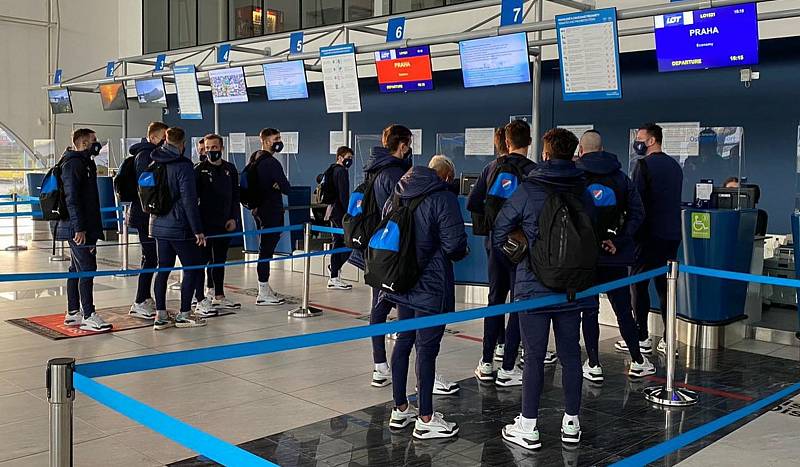 Fotbalisté Baníku Ostrava k úternímu ligovému utkání do Mladé Boleslavi odletěli v pondělí odpoledne z Mošnova letadlem. Foto: FC Baník Ostrava