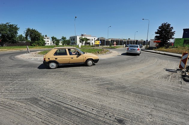 Oprava objezdu a ulice Na Rovince bude hotova na začátku září.