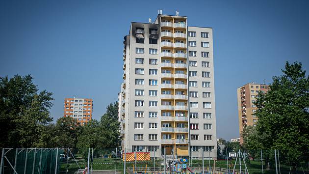 Panelový dům v Bohumíně následující den po požáru bytu, při kterém v sobotu 8. srpna 2020 zahynulo 11 lidí.