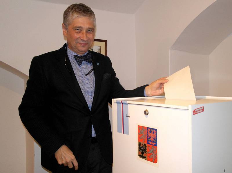 Ivo Vondrák volil v suterénní volební místnosti kulturního centra ve Velké Polomi.