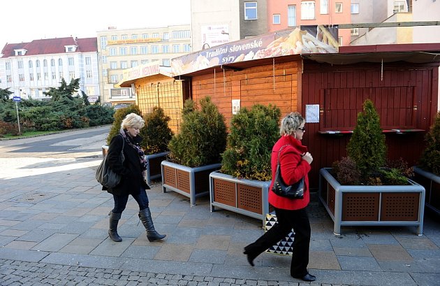 Květináče blokují od tohoto týdne stánky na pozemku po bývalé květinové síni. Stánkaři, kteří prodávají o kousek dál, se obávají, kdy obvod začne vytlačovat také je.