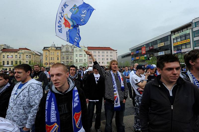 Fanoušci Baníku v neděli na ostravském Masarykově náměstí protestovali proti stěhování slezského fotbalového klubu do Vítkovic a poté se vydali na Bazaly sledovat utkání svých oblíbenců s pražskou Spartou.