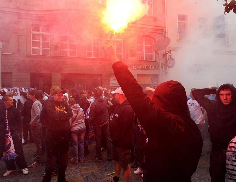 Fanoušci Baníku v neděli na ostravském Masarykově náměstí protestovali proti stěhování slezského fotbalového klubu do Vítkovic a poté se vydali na Bazaly sledovat utkání svých oblíbenců s pražskou Spartou.