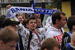 Fanoušci Baníku v neděli na ostravském Masarykově náměstí protestovali proti stěhování slezského fotbalového klubu do Vítkovic a poté se vydali na Bazaly sledovat utkání svých oblíbenců s pražskou Spartou.
