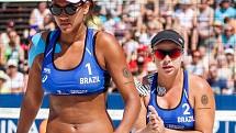 Semifinále žen Brazílie - Nizozemsko. FIVB Světové série v plážovém volejbalu J&T Banka Ostrava Beach Open, 2. června 2019 v Ostravě. Na snímku (zleva) Ana Patricia Silva Ramos (BRA), Rebecca Cavalcanti Barbosa Silva (BRA).