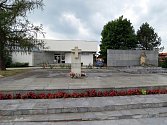 Památník životické tragédie je věnován obětem nacistické likvidační akce, která proběhla 6. srpna 1944.