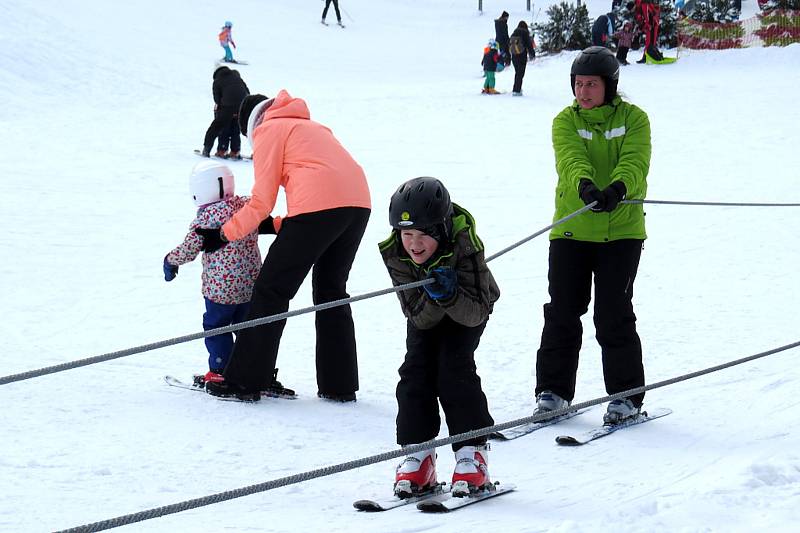 Tošovický areál zaplnili o víkendu lyžaři, snowboardisté i bobisté.