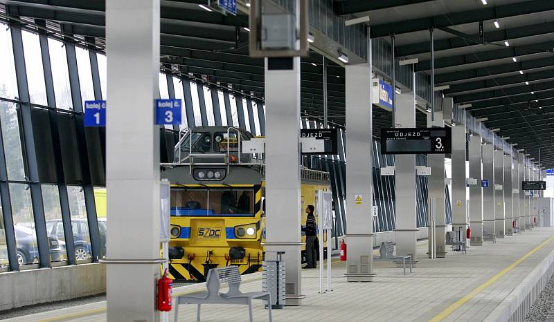 Letiště Leoše Janáčka je napojeno na železniční síť díky nové vlakové zastávce Mošnov Ostrava Airport.