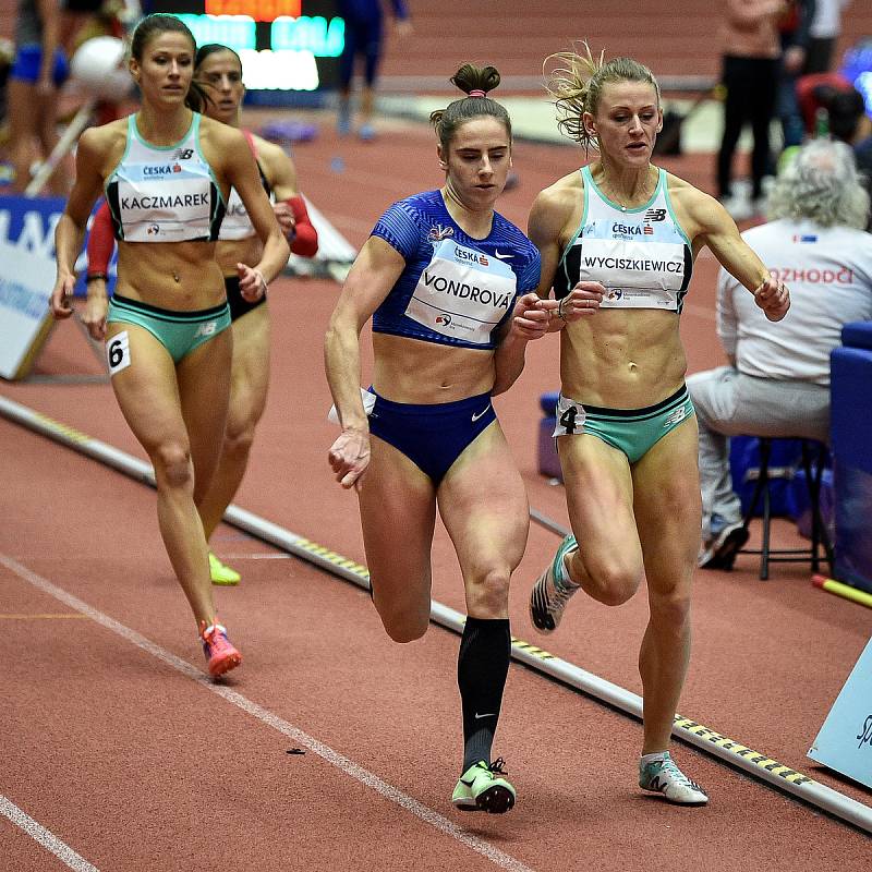 Mezinárodní halový atletický mítink Czech Indoor Gala 2020, 5. února 2020 v Ostravě. Běh 400m ženy (zleva) Lada Vondrová z Česka a Patrycja Wyciszkiewicz z Polska.