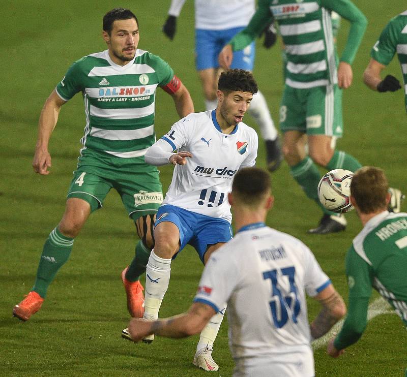 Utkání 11. kola první fotbalové ligy: FC Baník Ostrava - Bohemians Praha 1905, 11. prosince 2020 v Ostravě. (zleva) Josef Jindřišek z Bohemians a José Mena Rodríguez z Ostravy.