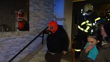 Zásah hasičů u požáru v šestipatrové ubytovně v Ostravě-Zábřehu. Zachránili 56 osob.