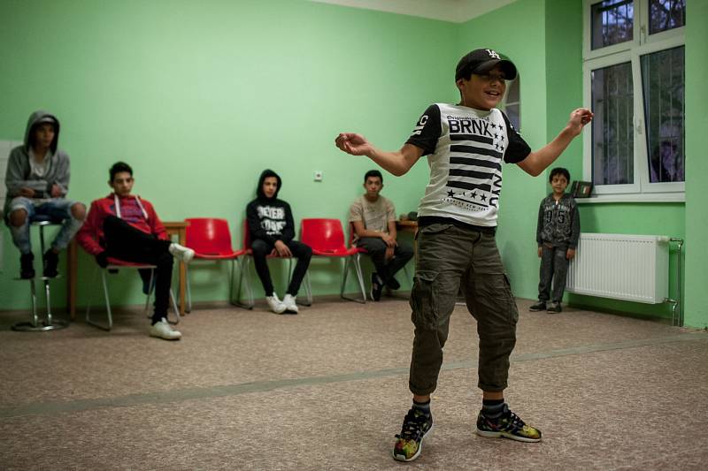 HIP-HOP, electro boogie, break dance. To je svět patnácti chlapců a jedné dívky z taneční školy A.D.S. Company v zadním Přívoze.