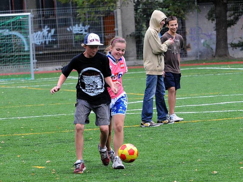 Nově zbudovaný sportovní areál Základní školy Ukrajinská v Ostravě-Porubě bude sloužit i veřejnosti.