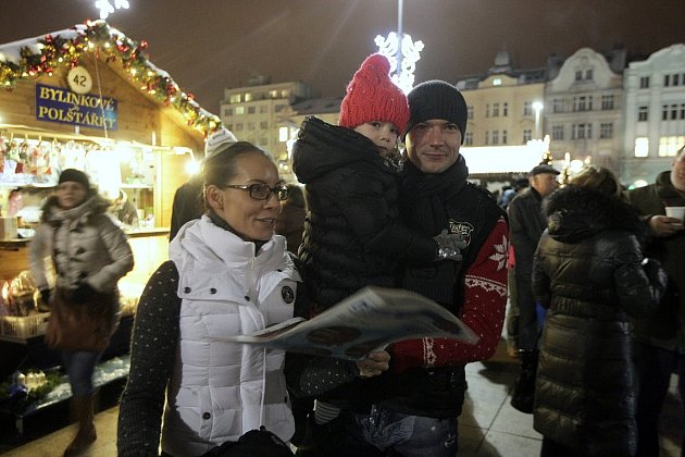 Zazpívat si koledy s Deníkem přišel i Václav Svěrkoš s rodinkou. Akce Česko zpívá koledy se i letos uskutečnila v centru Ostravy na Masarykově náměstí.