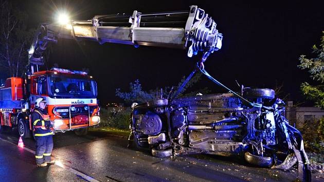 Auto skončilo na střeše a poškodilo plot rodinného domu.