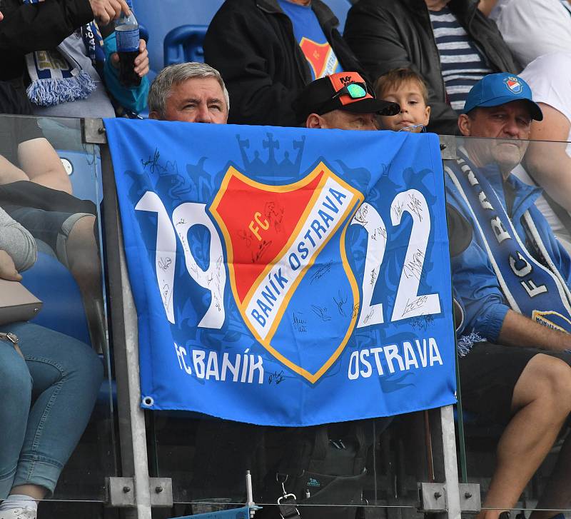 Fotbalisté Baníku Ostrava (v bílém) proti Sigmě Olomouc.