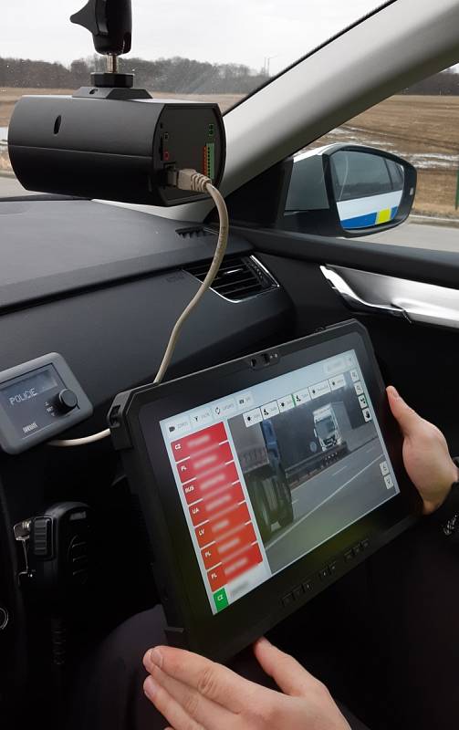 Moravskoslezští dopravní policisté se zaměřili na dálnice – kontrolovali například úhrady časového zpoplatnění komunikací nebo zda řidiči nedrží při jízdě mobil.