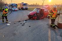 Zásah hasičů u nehody autobusu a osobního vozu ve Studénce, únor 2023.
