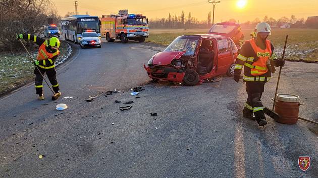 Zásah hasičů u nehody autobusu a osobního vozu ve Studénce, únor 2023.