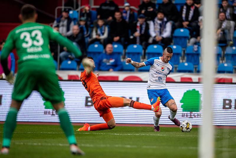 Utkání 14. kola první fotbalové ligy: Baník Ostrava - FK Mladá Boleslav, 29. října 2022, Ostrava. Zleva Radek Látal z Boleslavi a Jiří Fleišman z Ostravy.