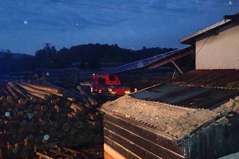 Zásah hasičů u požáru střechy kotelny na velké pile v Bystřici.