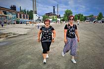 Jana (vlevo) dorazila na Colours of Ostrava s kamarádkou a vnučkou. Festival si užívá plnými doušky, 20. července 2023, Ostrava.