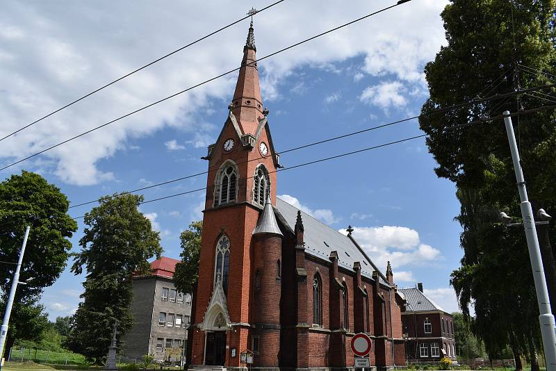 Dominantou Hrušova je kostel, který prošel rozsáhlou obnovou.