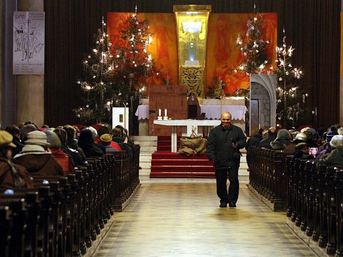 Hlavně rodiny s menšími dětmi zamířily o Štědrém dni na odpolední mši, například do katedrály Božského Spasitele v Moravské Ostravě.