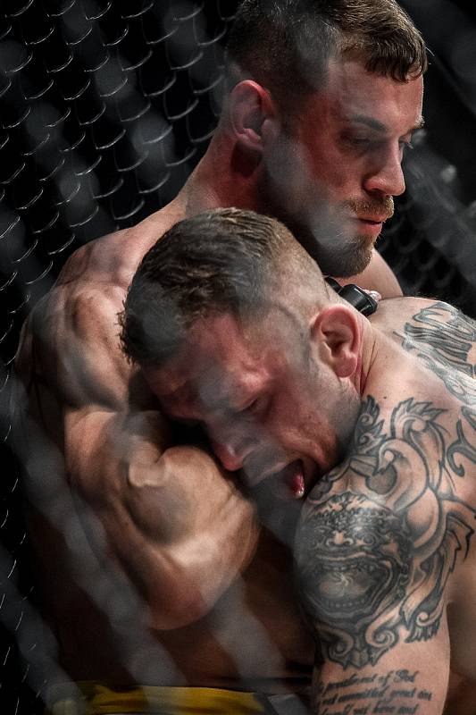 MMA Octagon 11 v Ostravar aréně, 16. března 2019 v Ostravě. Na snímku (v modrem) Václav Mikulášek proti Ondřej Raška.