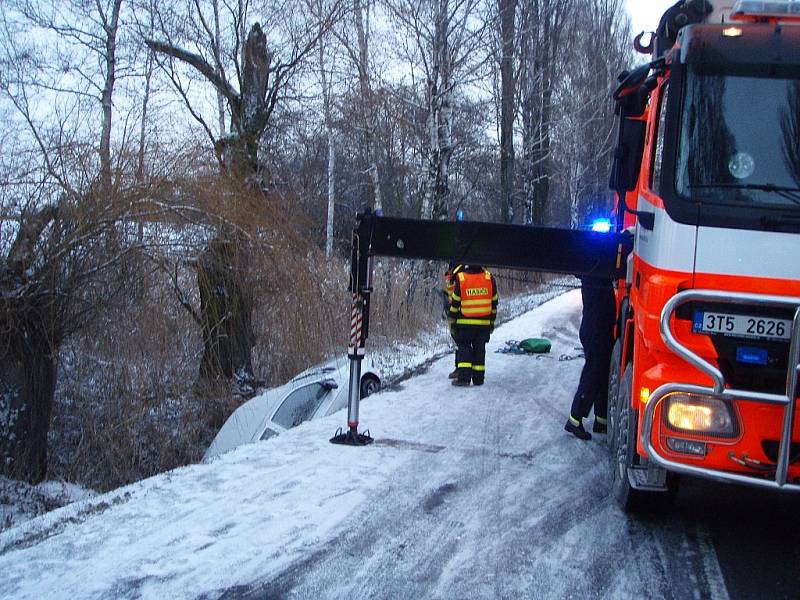 V Klimkovicích na Ostravsku v místní části Josefovice sjelo vozidlo Hyundai Getz do hlubokého příkopu.