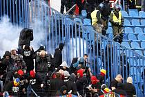 Utkání Baník - Sparta provázelo násilí na tribunách. Zápas přerušilo řádění chuligánů, na stadionu zasahovala policie.