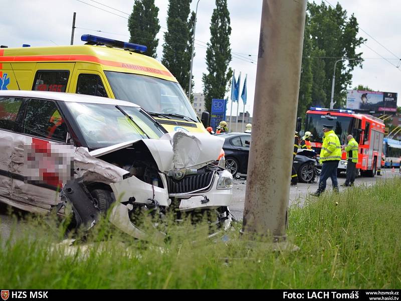 Dva zraněné, které museli z aut vyprostit hasiči za hustého provozu, si vyžádala čtvrteční nehoda, ke které došlo odpoledne v Ostravě v Muglinovské ulici, nedaleko Sadu Boženy Němcové.