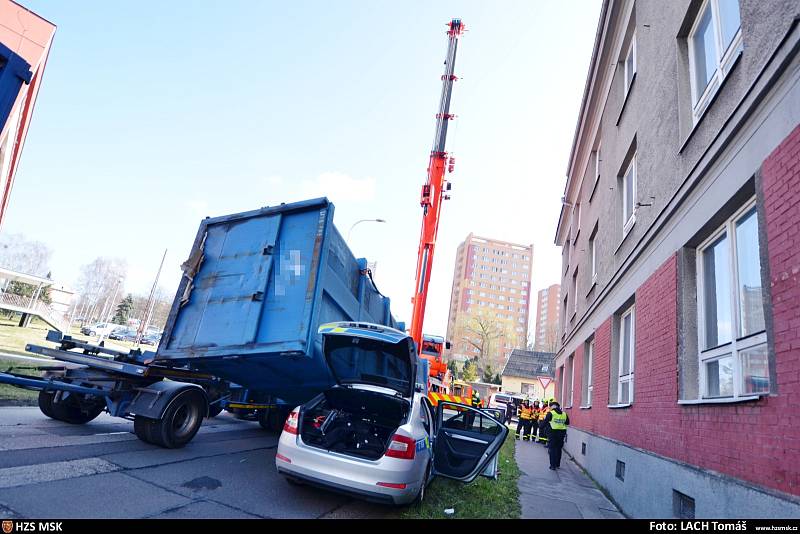 Čtyřtunový kontejner v Ostravě zavalil policejní auto se třemi muži zákona