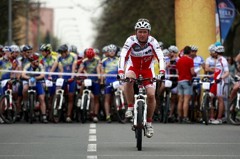 Hlavní třída v Porubě v sobotu patřila cyklistům a později taky bruslařům. Konal se tam totiž šestý ročník závodů na horských kolech pro veřejnost.