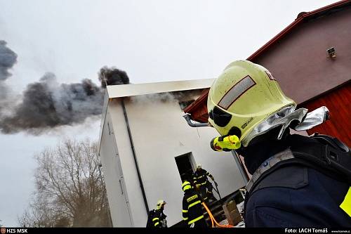 Hned ke dvěma požárům novostaveb rodinných domků vyjížděli ve čtvrtek moravskoslezští hasiči. Topení zřejmě sehrálo roli v případě, který se stal v Ostravě-Svinově.