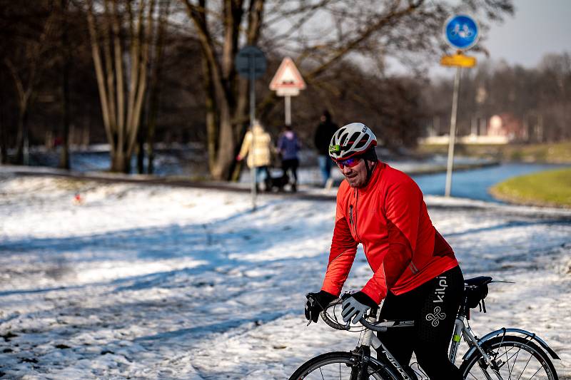 Lidé využili slunečného počasí k trávení času v Komenského sadech a okolí. 21. února 2021 v Ostravě.