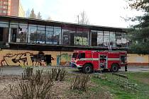 Pátý požár od září kvůli pobudům přebývajícím v bývalém komplexu Marica v Ostravě-Porubě likvidovali hasiči v neděli.