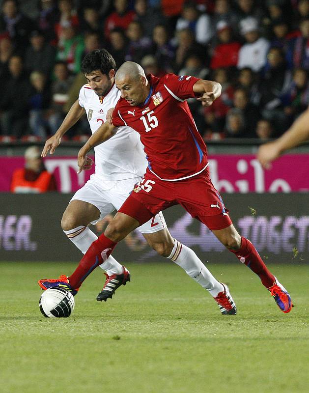 Zápas kvalifikace na EURO 2012 Česká republika – Španělsko hraný 7. října v Praze. Milan Baroš (v červeném) z České republiky a Raul Albiol ze Španělska.