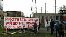 Protestní mítink před hlavní branou podniku LIBERTY Ostrava v městské části Kunčice ve středu 5. května 2021.