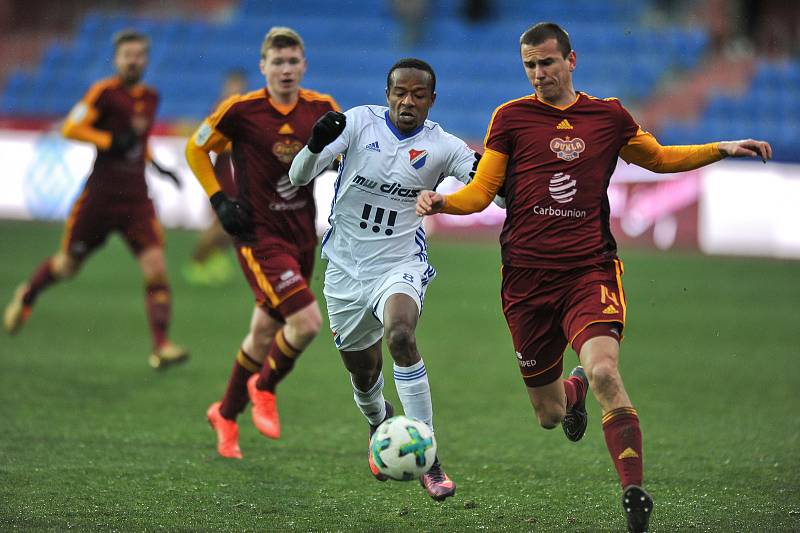 Utkání 21. kola první fotbalové ligy: Baník Ostrava - Dukla Praha, 17. března 2018 v Ostravě. (střed) Diop Dame a Ostojic Ivan.