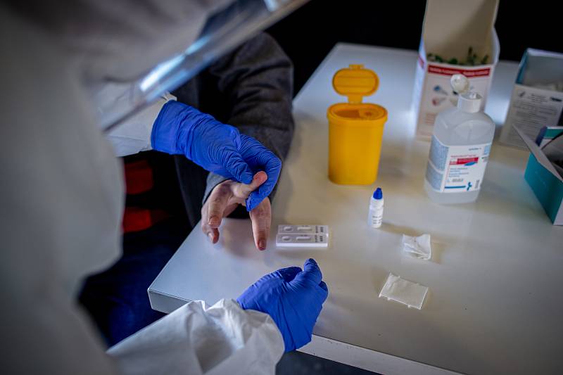 Plošné testování protilátek proti SARS-CoV-2 (COVID-19) v Moravskoslezském kraji, 2. května 2020 v Ostravě. Odběr vzorku krve na rychlotest.