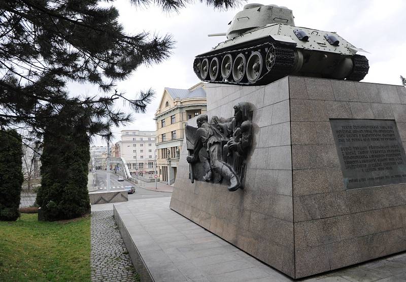 Tank číslo 051 stojí u Sýkorova mostu ve Slezské Ostravě. Připomíná účast příslušníků První československé samostatné tankové brigády v SSSR při osvobození města.