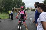 Cyklisté nejsou v noci vidět. Policisté radí nosit přilbu a reflexní pomůcky.